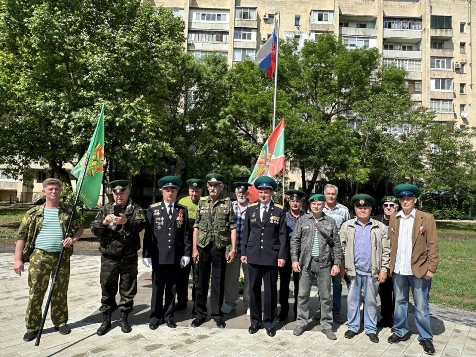 Василий Телиженко: Уважаемые военнослужащие и ветераны пограничных войск! Поздравляю вас с профессиональным праздником - Днем пограничника! Василий Телиженко: Уважаемые военнослужащие и ветераны пограничных войск! Поздравляю вас с профессиональным праздником - Днем пограничника!