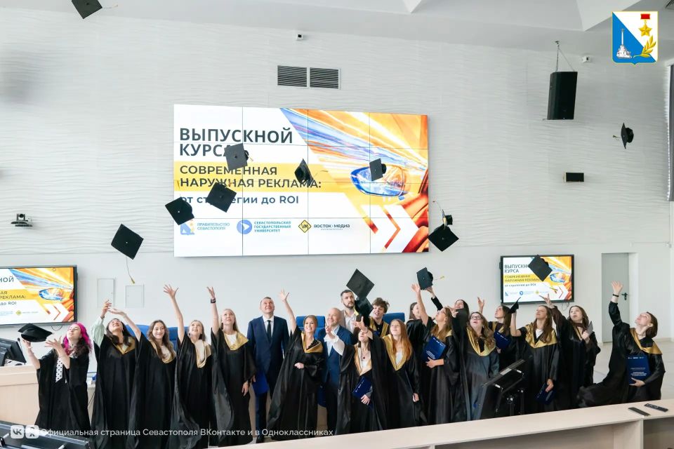 19 студентов СевГУ первыми в России получили дипломы по наружной рекламе 19 студентов СевГУ первыми в России получили дипломы по наружной рекламе
