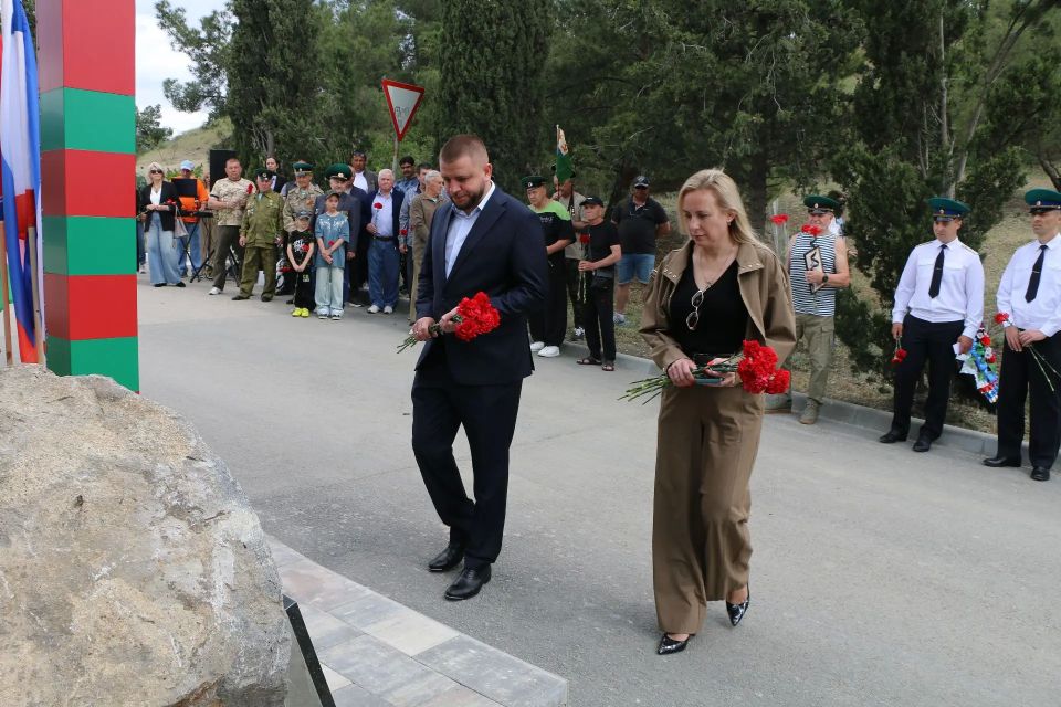 Торжественное возложение цветов к Памятному знаку пограничным войскам прошло в Судаке Торжественное возложение цветов к Памятному знаку пограничным войскам прошло в Судаке