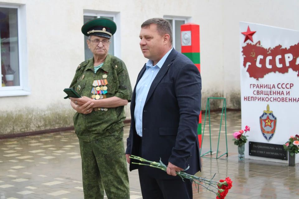 Сегодня, 28 мая в посёлке Ленино состоялась торжественное собрание у памятного знака «Воинам-пограничникам», в котором принял участие первый заместитель главы администрации района Александр Саенко Сегодня, 28 мая в посёлке Ленино состоялась торжественное собрание у памятного знака «Воинам-пограничникам», в котором принял участие первый заместитель главы администрации района Александр Саенко