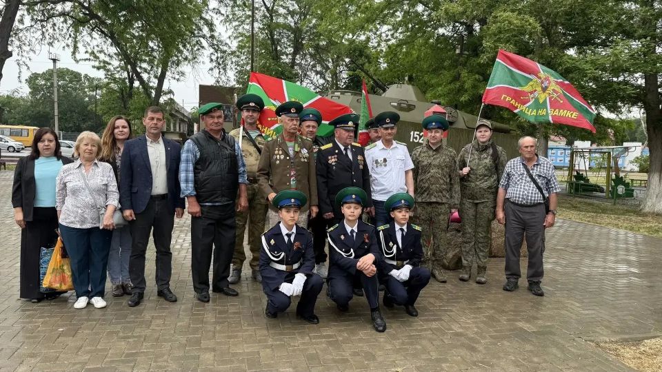 28 мая заместитель главы администрации Советского района Людмила Попова совместно с управляющим делами районного совета Татьяной Сивириной приняли участие в церемонии возложения цветов к памятному знаку воинам-пограничникам 28 мая заместитель главы администрации Советского района Людмила Попова совместно с управляющим делами районного совета Татьяной Сивириной приняли участие в церемонии возложения цветов к памятному знаку воинам-пограничникам