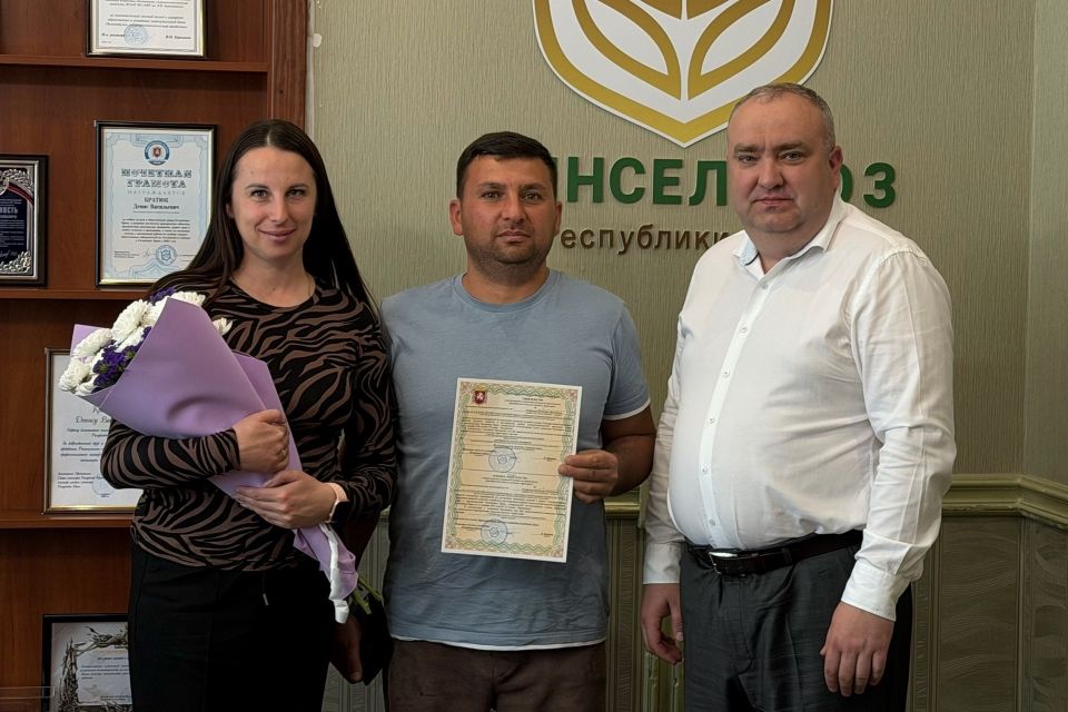 Денис Кратюк вручил жилищный сертификат многодетной семье