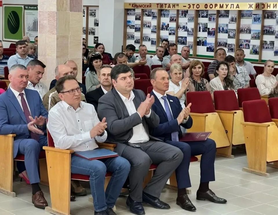 В ходе визита на предприятия химической отрасли региона министр промышленности и торговли Республики Крым Анушаван Агаджанян от имени Главы Республики Крым поздравил работников и ветеранов химической отрасли с... В ходе визита на предприятия химической отрасли региона министр промышленности и торговли Республики Крым Анушаван Агаджанян от имени Главы Республики Крым поздравил работников и ветеранов химической отрасли с...