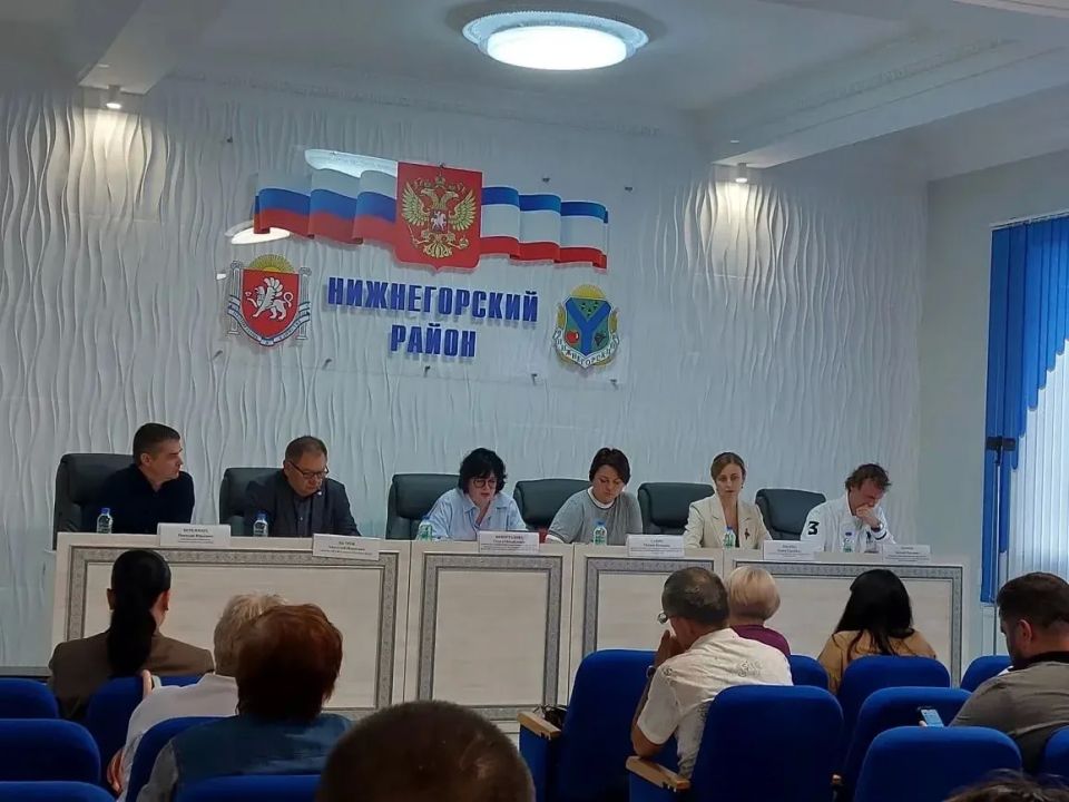 Антон Кравец: Заместитель председателя районного совета Ирина Швайко совместно с моим заместителем, курирующим сферу ЖКХ, Николаем Бережных с участием депутатов Государственного Совета РК, представителей Инспекции по... Антон Кравец: Заместитель председателя районного совета Ирина Швайко совместно с моим заместителем, курирующим сферу ЖКХ, Николаем Бережных с участием депутатов Государственного Совета РК, представителей Инспекции по...