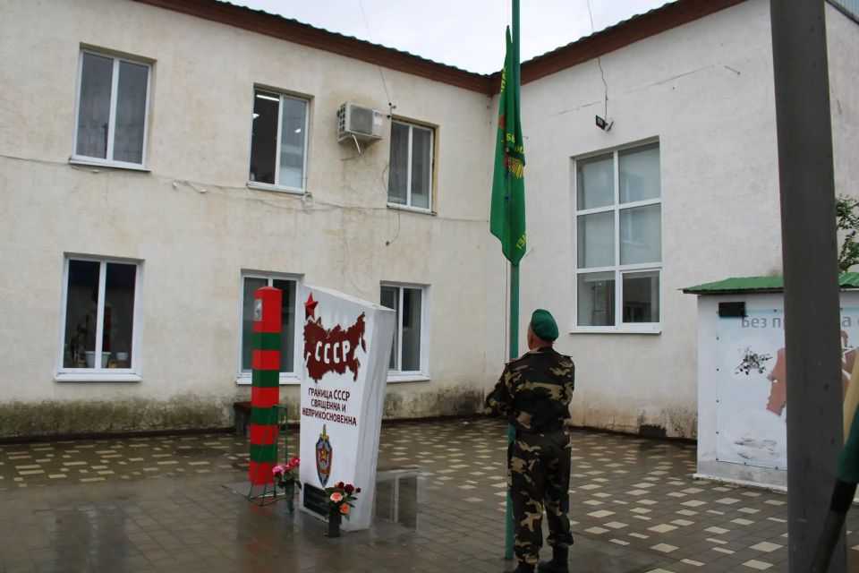 Сегодня, 28 мая в посёлке Ленино состоялась торжественное собрание у памятного знака «Воинам-пограничникам», в котором принял участие первый заместитель главы администрации района Александр Саенко Сегодня, 28 мая в посёлке Ленино состоялась торжественное собрание у памятного знака «Воинам-пограничникам», в котором принял участие первый заместитель главы администрации района Александр Саенко