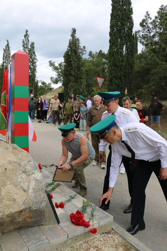 Торжественное возложение цветов к Памятному знаку пограничным войскам прошло в Судаке Торжественное возложение цветов к Памятному знаку пограничным войскам прошло в Судаке