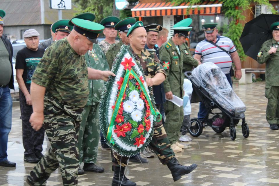 Сегодня, 28 мая в посёлке Ленино состоялась торжественное собрание у памятного знака «Воинам-пограничникам», в котором принял участие первый заместитель главы администрации района Александр Саенко Сегодня, 28 мая в посёлке Ленино состоялась торжественное собрание у памятного знака «Воинам-пограничникам», в котором принял участие первый заместитель главы администрации района Александр Саенко