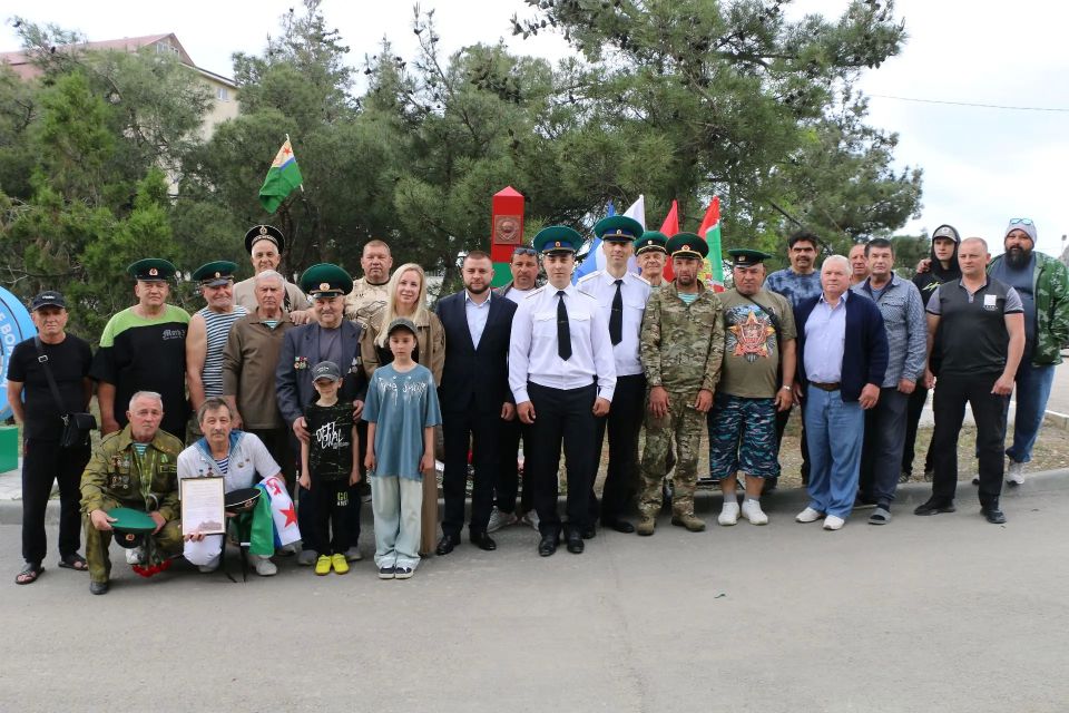 Торжественное возложение цветов к Памятному знаку пограничным войскам прошло в Судаке