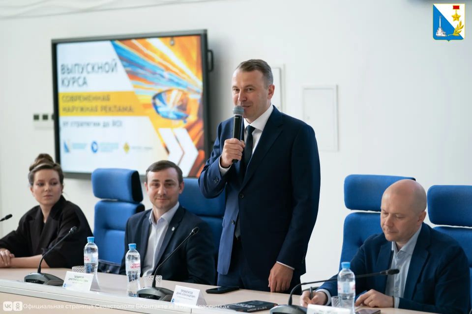 19 студентов СевГУ первыми в России получили дипломы по наружной рекламе 19 студентов СевГУ первыми в России получили дипломы по наружной рекламе