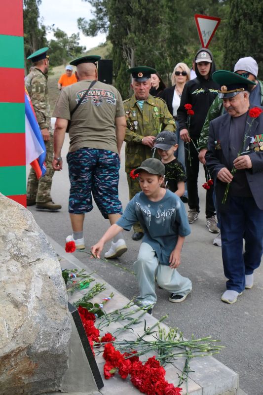 Торжественное возложение цветов к Памятному знаку пограничным войскам прошло в Судаке Торжественное возложение цветов к Памятному знаку пограничным войскам прошло в Судаке