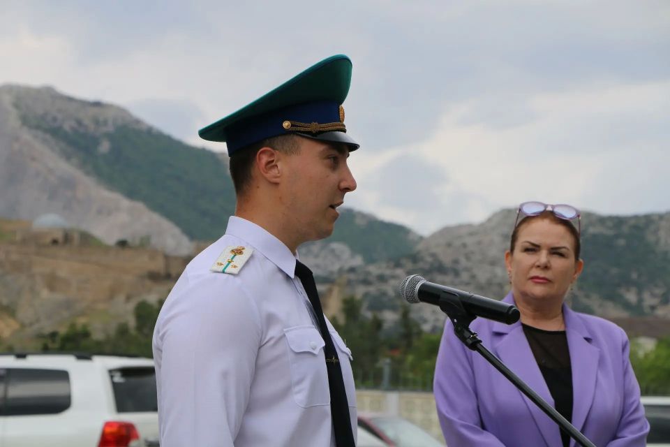 Торжественное возложение цветов к Памятному знаку пограничным войскам прошло в Судаке Торжественное возложение цветов к Памятному знаку пограничным войскам прошло в Судаке