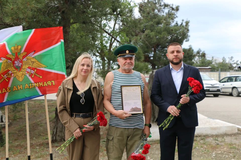 Торжественное возложение цветов к Памятному знаку пограничным войскам прошло в Судаке Торжественное возложение цветов к Памятному знаку пограничным войскам прошло в Судаке