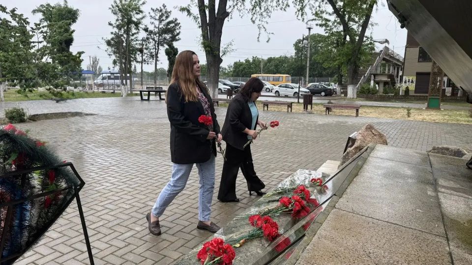 28 мая заместитель главы администрации Советского района Людмила Попова совместно с управляющим делами районного совета Татьяной Сивириной приняли участие в церемонии возложения цветов к памятному знаку воинам-пограничникам 28 мая заместитель главы администрации Советского района Людмила Попова совместно с управляющим делами районного совета Татьяной Сивириной приняли участие в церемонии возложения цветов к памятному знаку воинам-пограничникам