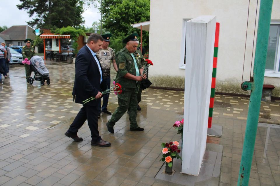 Сегодня, 28 мая в посёлке Ленино состоялась торжественное собрание у памятного знака «Воинам-пограничникам», в котором принял участие первый заместитель главы администрации района Александр Саенко Сегодня, 28 мая в посёлке Ленино состоялась торжественное собрание у памятного знака «Воинам-пограничникам», в котором принял участие первый заместитель главы администрации района Александр Саенко