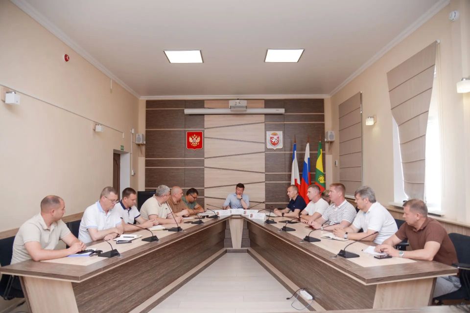 Первый заместитель главы администрации Евпатории Антон Новиков провёл традиционное еженедельное совещание с руководителями ресурсоснабжающих, коммунальных предприятий и управляющих компаний