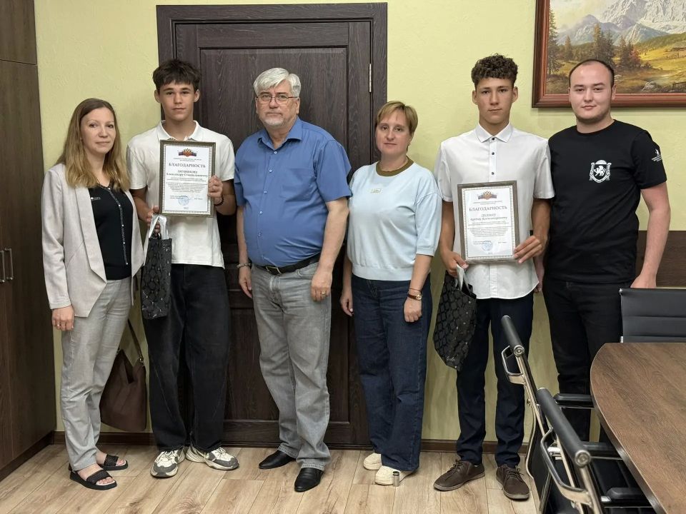 За активное участие в волонтёрской деятельности, инициативность и проявленную самоотверженность наградил активистов Молодёжного совета Благодарностями администрации города За активное участие в волонтёрской деятельности, инициативность и проявленную самоотверженность наградил активистов Молодёжного совета Благодарностями администрации города
