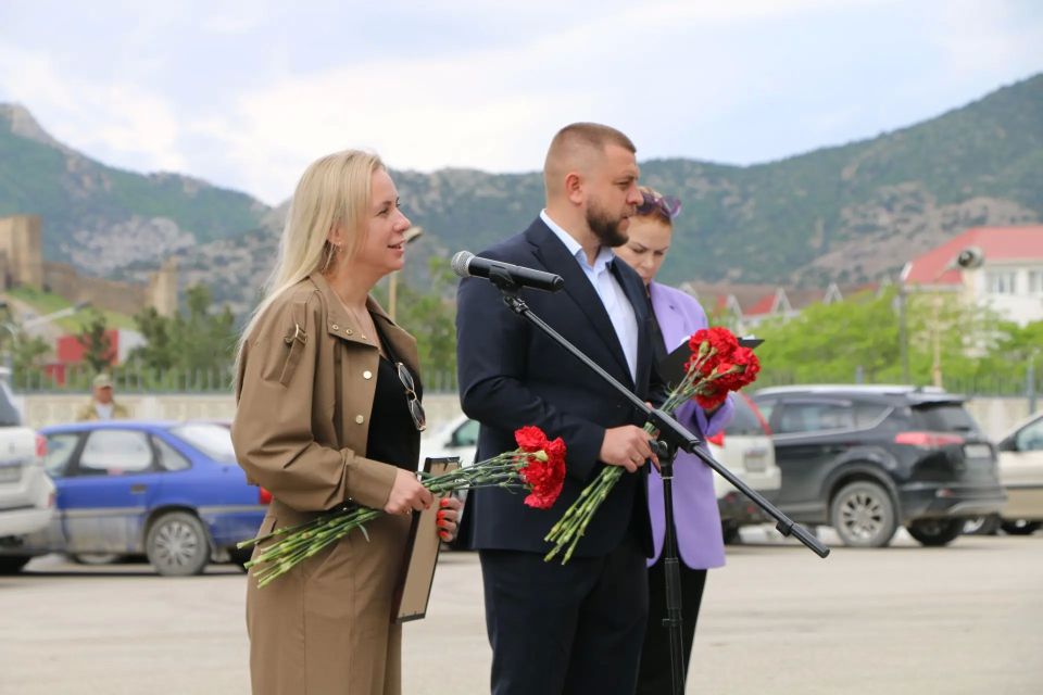 Торжественное возложение цветов к Памятному знаку пограничным войскам прошло в Судаке Торжественное возложение цветов к Памятному знаку пограничным войскам прошло в Судаке