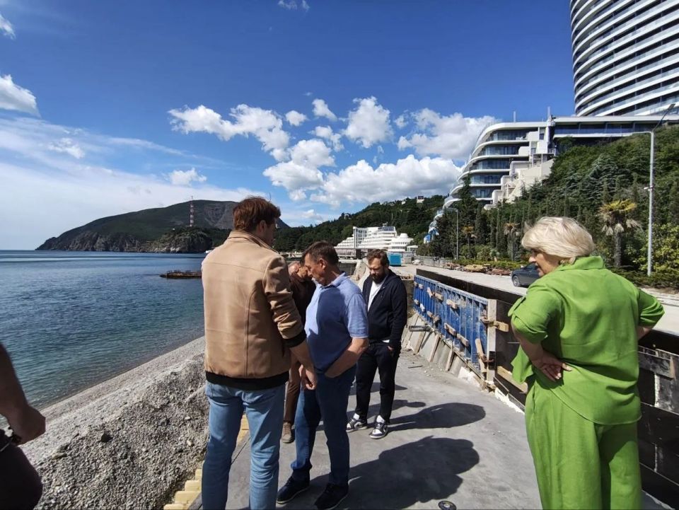 Юрий Гоцанюк: В Алуште продолжается капремонт берегоукрепительных сооружений набережной, общей протяженностью 720 метров, в районе санаториев "Утес" и "Карасан" Юрий Гоцанюк: В Алуште продолжается капремонт берегоукрепительных сооружений набережной, общей протяженностью 720 метров, в районе санаториев "Утес" и "Карасан"