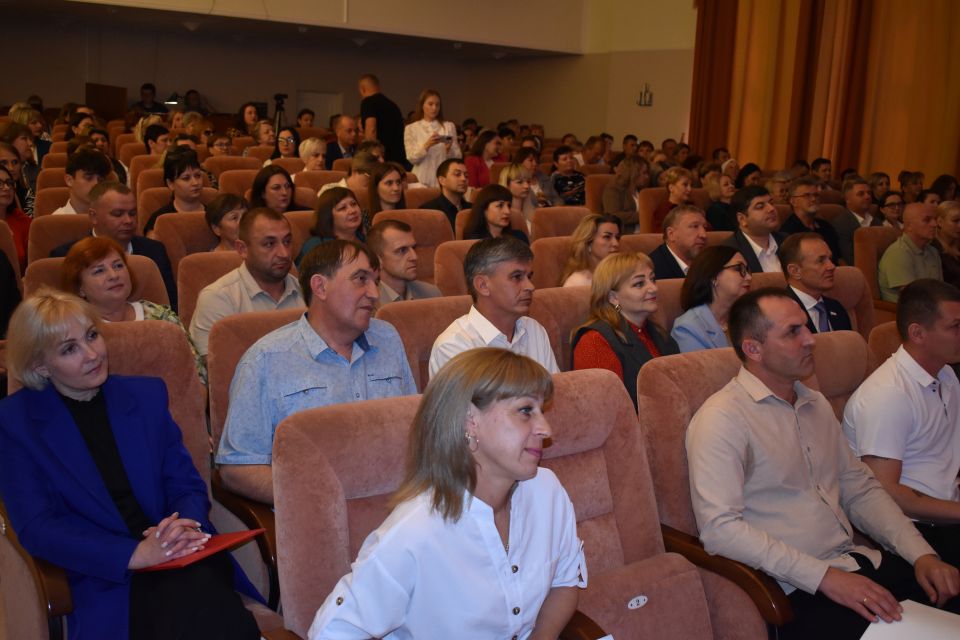 В Красноперекопском районе поздравили заводчан с Днем химика В Красноперекопском районе поздравили заводчан с Днем химика