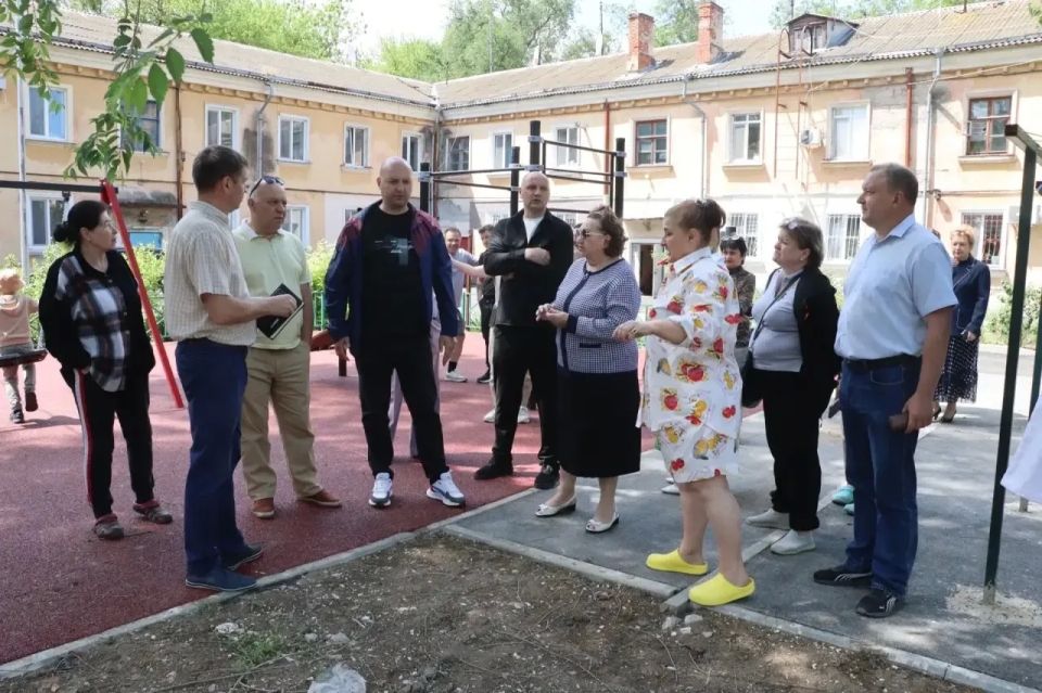 Иван Кошель: В рамках рабочего выезда вместе с главой муниципального образования Денисом Колесником и представителем подрядной организации осмотрели также территории дворов по ул. Энгельса, 11, ул. 12 Апреля, 18, ул....
