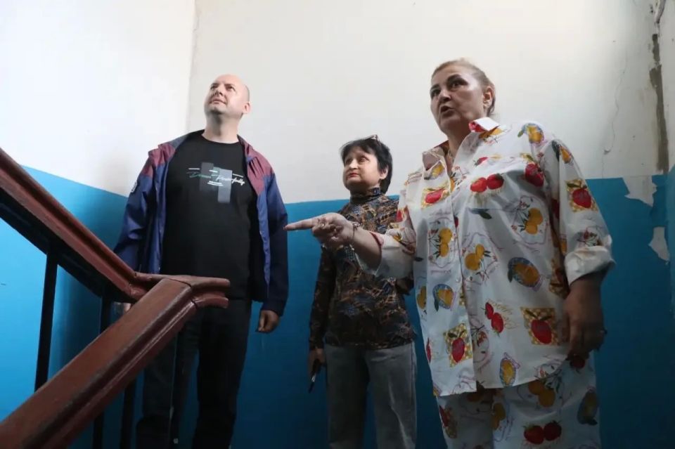 Иван Кошель: В рамках рабочего выезда вместе с главой муниципального образования Денисом Колесником и представителем подрядной организации осмотрели также территории дворов по ул. Энгельса, 11, ул. 12 Апреля, 18, ул.... Иван Кошель: В рамках рабочего выезда вместе с главой муниципального образования Денисом Колесником и представителем подрядной организации осмотрели также территории дворов по ул. Энгельса, 11, ул. 12 Апреля, 18, ул....