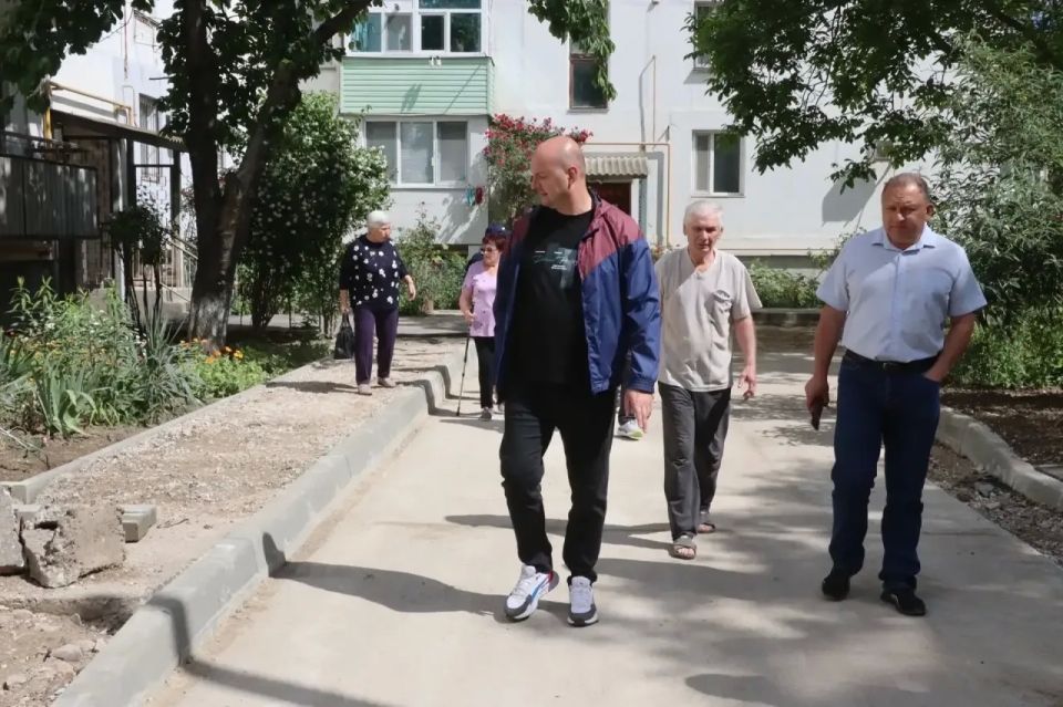 Иван Кошель: В рамках рабочего выезда вместе с главой муниципального образования Денисом Колесником и представителем подрядной организации осмотрели также территории дворов по ул. Энгельса, 11, ул. 12 Апреля, 18, ул.... Иван Кошель: В рамках рабочего выезда вместе с главой муниципального образования Денисом Колесником и представителем подрядной организации осмотрели также территории дворов по ул. Энгельса, 11, ул. 12 Апреля, 18, ул....