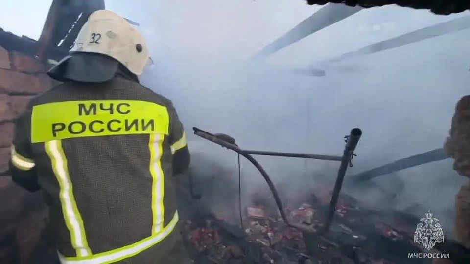 Горящий сарай на 20 "квадратах" потушили в Кировском районе