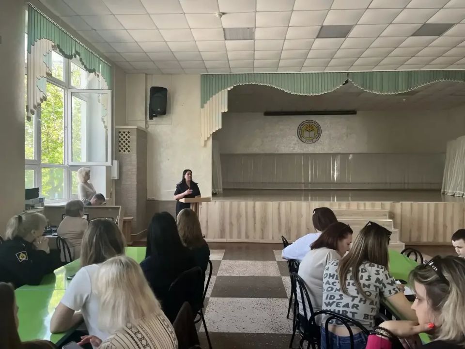 В Севастополе автоинспекторы совместно с сотрудником ПДН обсудили с родителями школьников проблемы детской безопасности В Севастополе автоинспекторы совместно с сотрудником ПДН обсудили с родителями школьников проблемы детской безопасности