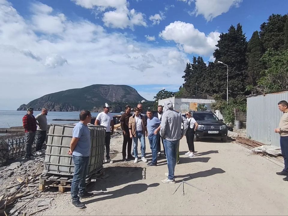 Юрий Гоцанюк: В Алуште продолжается капремонт берегоукрепительных сооружений набережной, общей протяженностью 720 метров, в районе санаториев "Утес" и "Карасан"