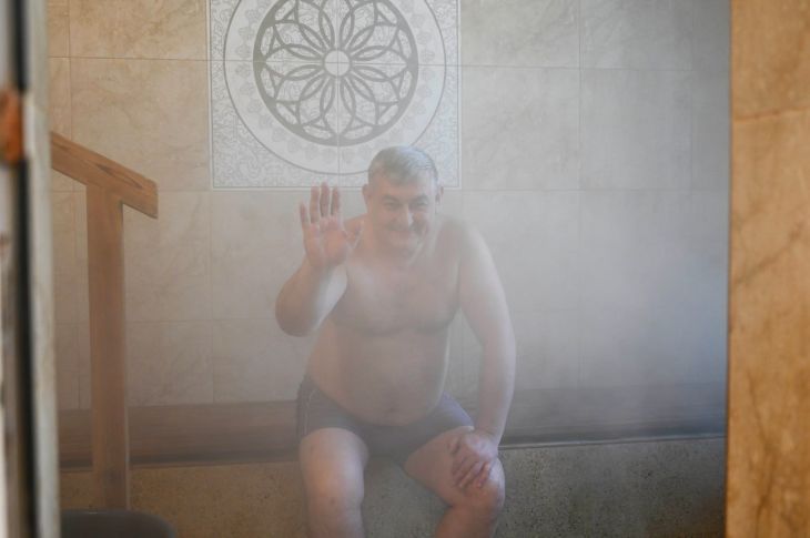 Не садись, не топчись: врач напомнил об опасностях в общественной бане