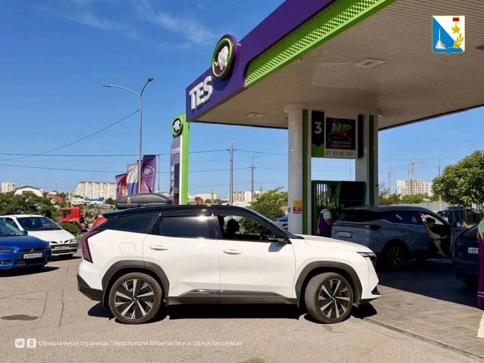 На севастопольских АЗС дежурят сотрудники городских департаментов и предприятий На севастопольских АЗС дежурят сотрудники городских департаментов и предприятий