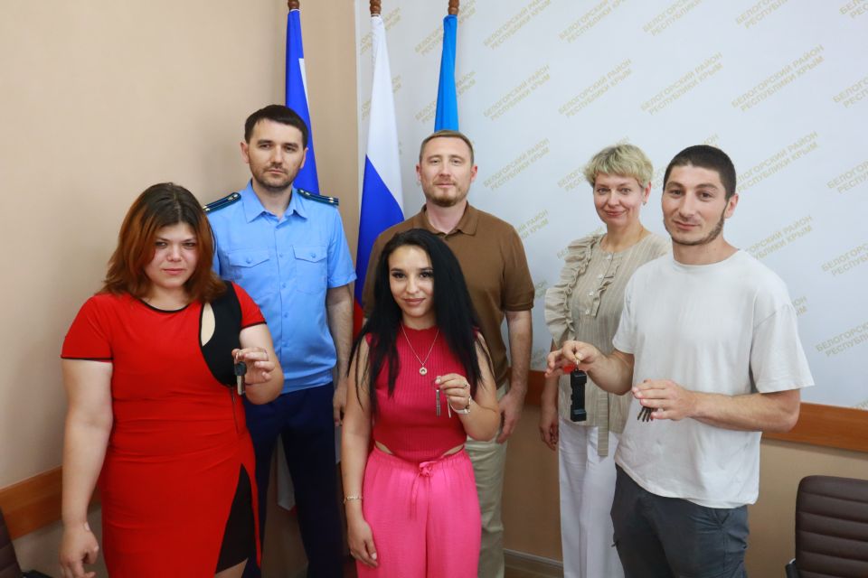 Ключи от благоустроенного жилья вручили детям-сиротам