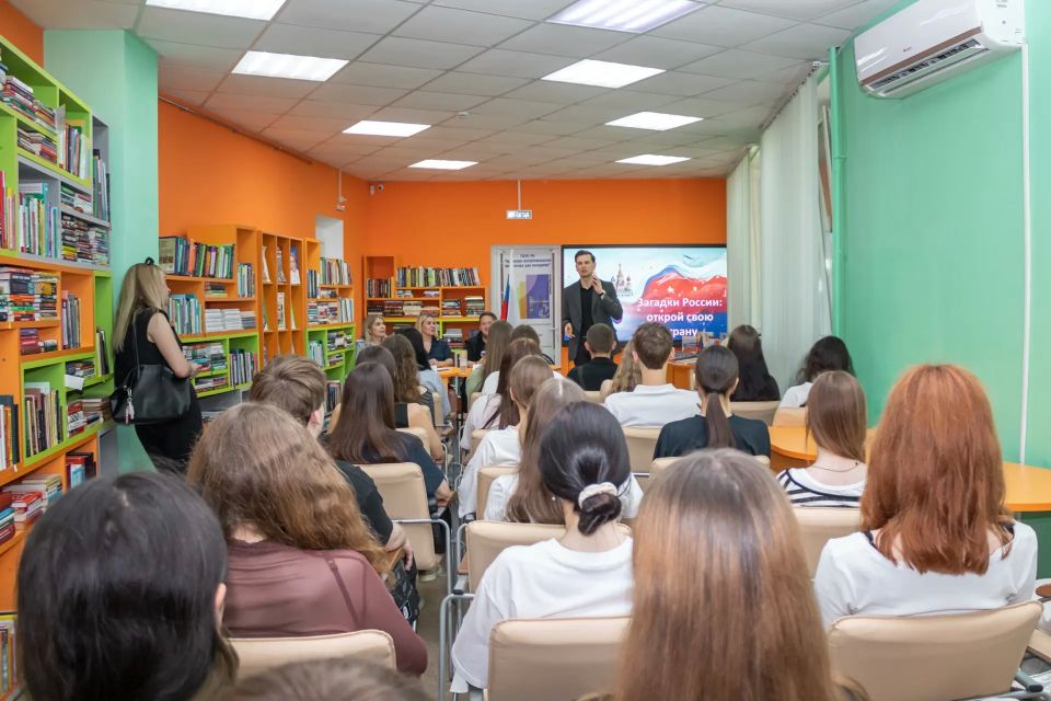 Иван Мезюхо: Сегодня, по случаю предстоящего Дня России, встречался с нашей крымской молодёжью в Крымской республиканской библиотеке для молодёжи Иван Мезюхо: Сегодня, по случаю предстоящего Дня России, встречался с нашей крымской молодёжью в Крымской республиканской библиотеке для молодёжи
