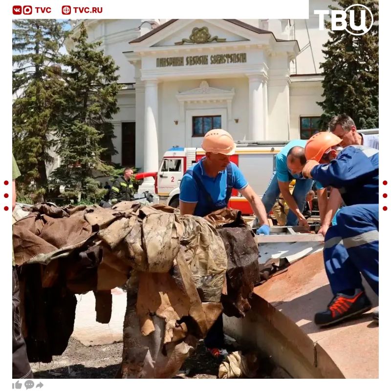 Всего три фрагмента сгоревшего полотна удалось спасти после удара ВСУ по музею-панораме «Оборона Севастополя» Всего три фрагмента сгоревшего полотна удалось спасти после удара ВСУ по музею-панораме «Оборона Севастополя»