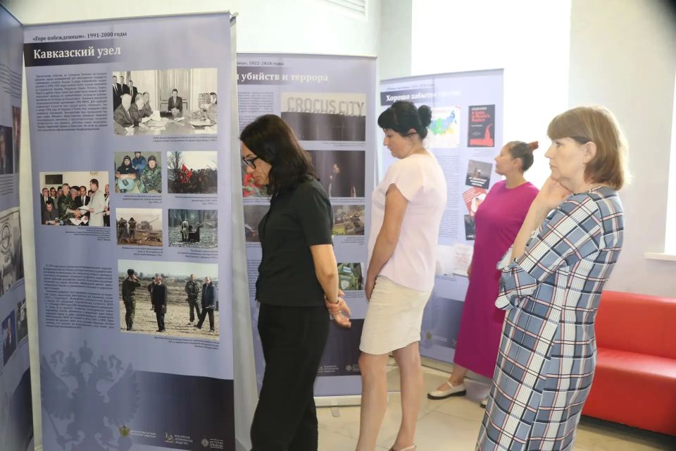 В Бахчисарайском районном доме культуры открылась выставка, посвященная защите суверенитета Российской Федерации В Бахчисарайском районном доме культуры открылась выставка, посвященная защите суверенитета Российской Федерации