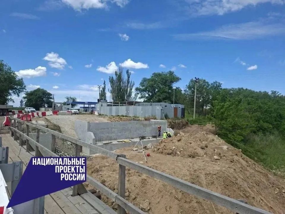 В Нижнегорском районе продолжается реконструкция моста Уютное — Зоркино — Чкалово