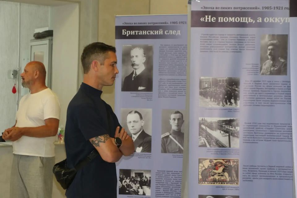 В Бахчисарайском районном доме культуры открылась выставка, посвященная защите суверенитета Российской Федерации В Бахчисарайском районном доме культуры открылась выставка, посвященная защите суверенитета Российской Федерации