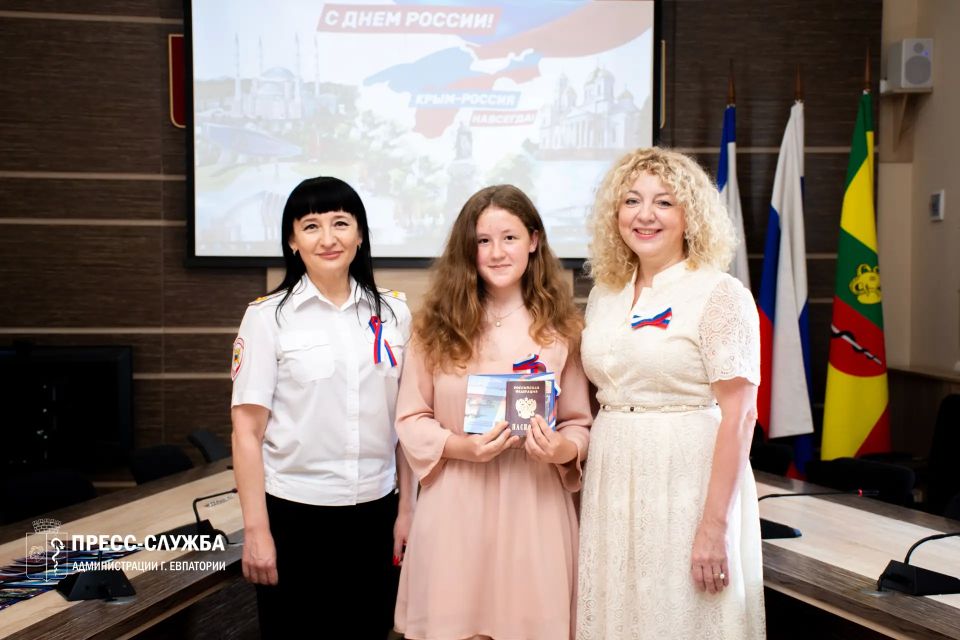 Глава города Галина Герасимова вручила паспорта юным евпаторийцам Глава города Галина Герасимова вручила паспорта юным евпаторийцам