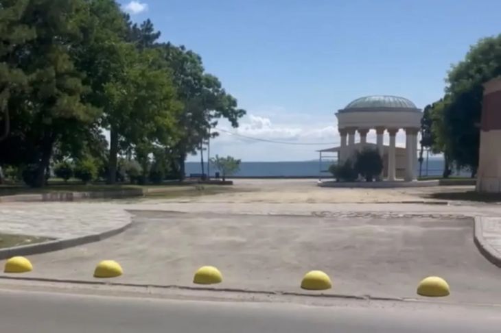 В Керчи ограничили проезд транспорта на городскую набережную в районе ул. Свердлова, 6