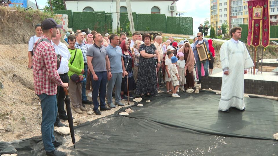 Первый камень. Чин освящения закладного камня в основание храма святых Царственных Страстотерпцев в Симферополе совершил владыка Тихон, митрополит Симферопольский и Крымский Первый камень. Чин освящения закладного камня в основание храма святых Царственных Страстотерпцев в Симферополе совершил владыка Тихон, митрополит Симферопольский и Крымский