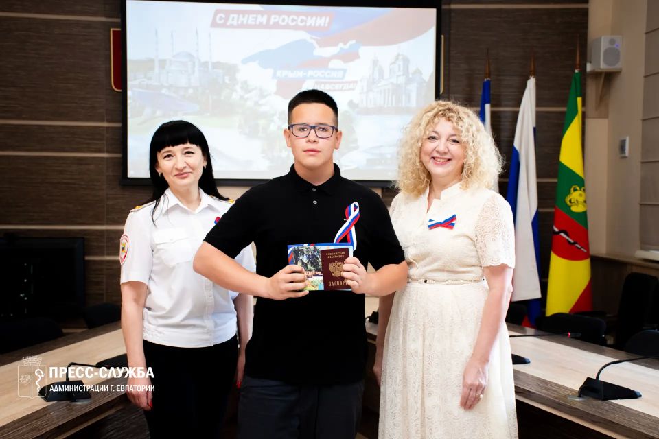 Глава города Галина Герасимова вручила паспорта юным евпаторийцам Глава города Галина Герасимова вручила паспорта юным евпаторийцам