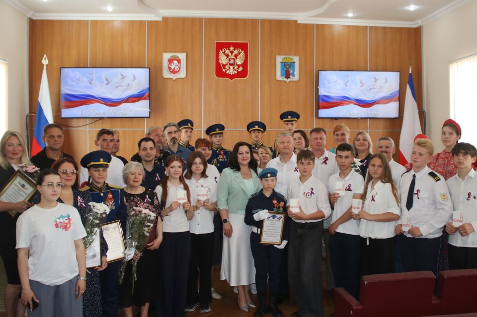 В Феодосии в честь Дня России вручили награды, ключи от квартиры и паспорта жителям округа