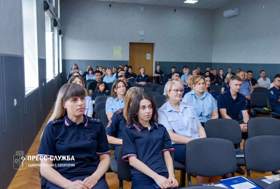 Илья Сениченко поздравил сотрудников полиции с Днем России Илья Сениченко поздравил сотрудников полиции с Днем России