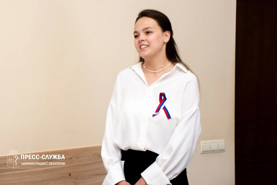 Глава города Галина Герасимова вручила паспорта юным евпаторийцам Глава города Галина Герасимова вручила паспорта юным евпаторийцам