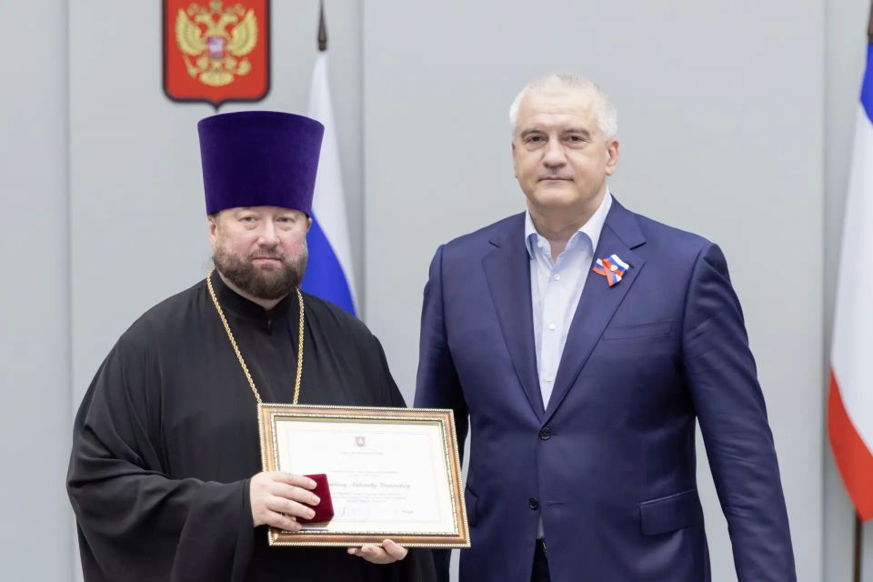 Сергей Аксёнов: В преддверии главного государственного праздника, Дня России, вручил награды тем, кто в это непростое для всех нас время своим ежедневным трудом вносит ценный вклад в развитие и процветание нашей страны и... Сергей Аксёнов: В преддверии главного государственного праздника, Дня России, вручил награды тем, кто в это непростое для всех нас время своим ежедневным трудом вносит ценный вклад в развитие и процветание нашей страны и...