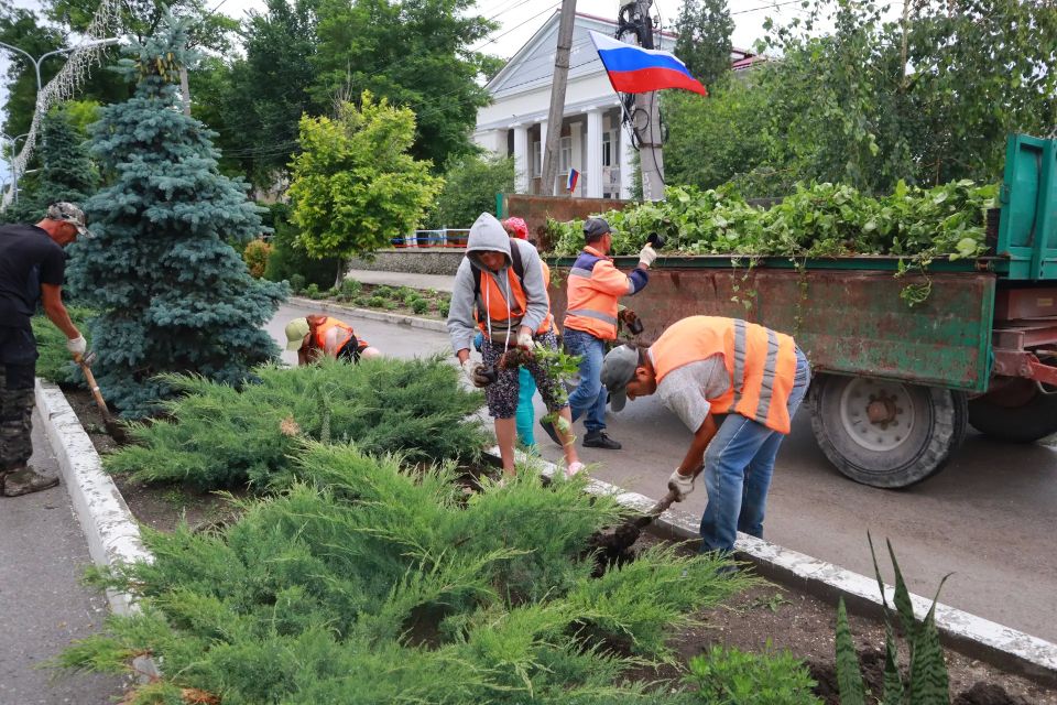 Сегодня на центральной улице города Белогорска стало ещё зеленее и уютнее Сегодня на центральной улице города Белогорска стало ещё зеленее и уютнее