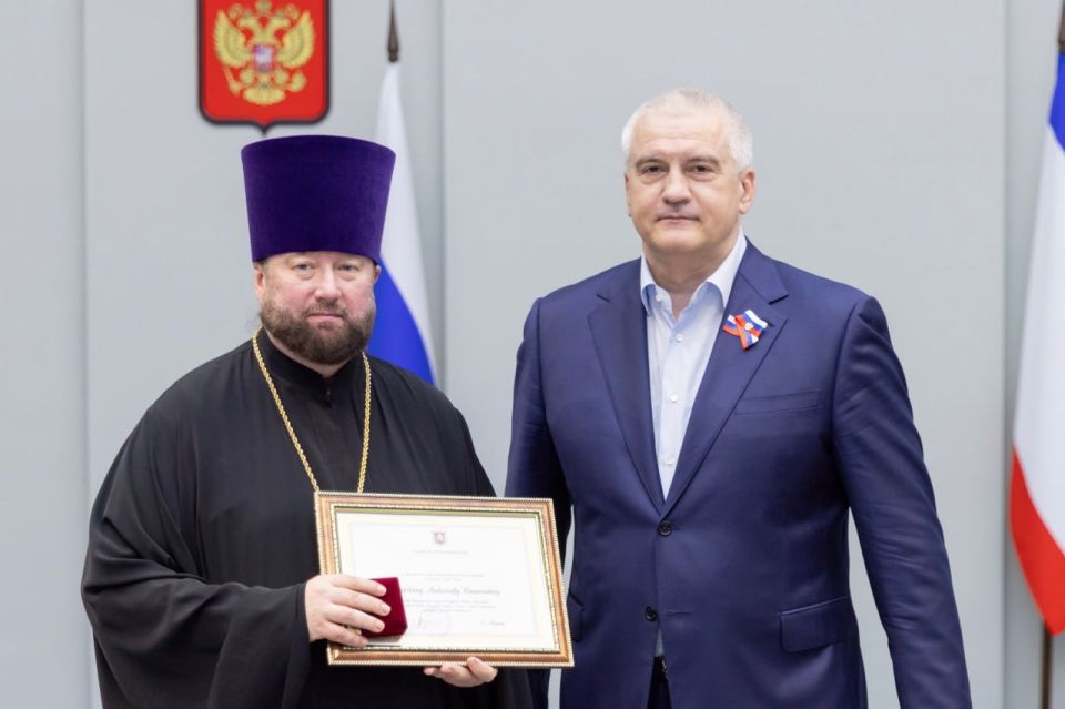 Аксёнов наградил крымчан в преддверии Дня России Аксёнов наградил крымчан в преддверии Дня России
