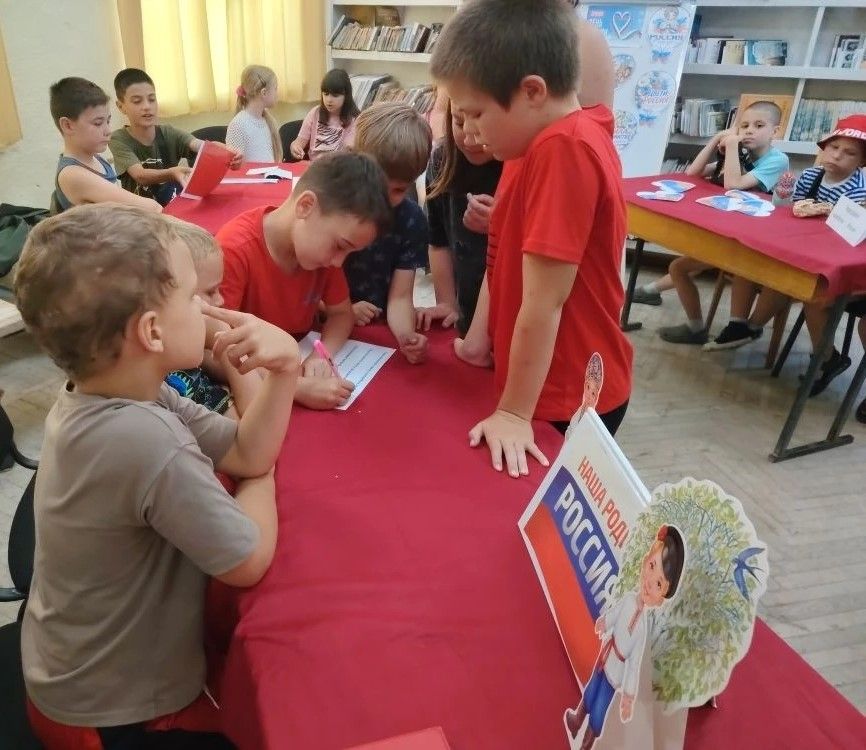 Библиотеки Белогорского района поздравляют всех жителей с Днём России Библиотеки Белогорского района поздравляют всех жителей с Днём России