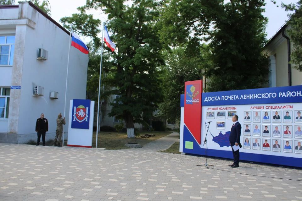 Игорь Крутьков: Принял участие в торжественной церемонии поднятия Государственного флага Российской Федерации у стен нашей администрации Игорь Крутьков: Принял участие в торжественной церемонии поднятия Государственного флага Российской Федерации у стен нашей администрации