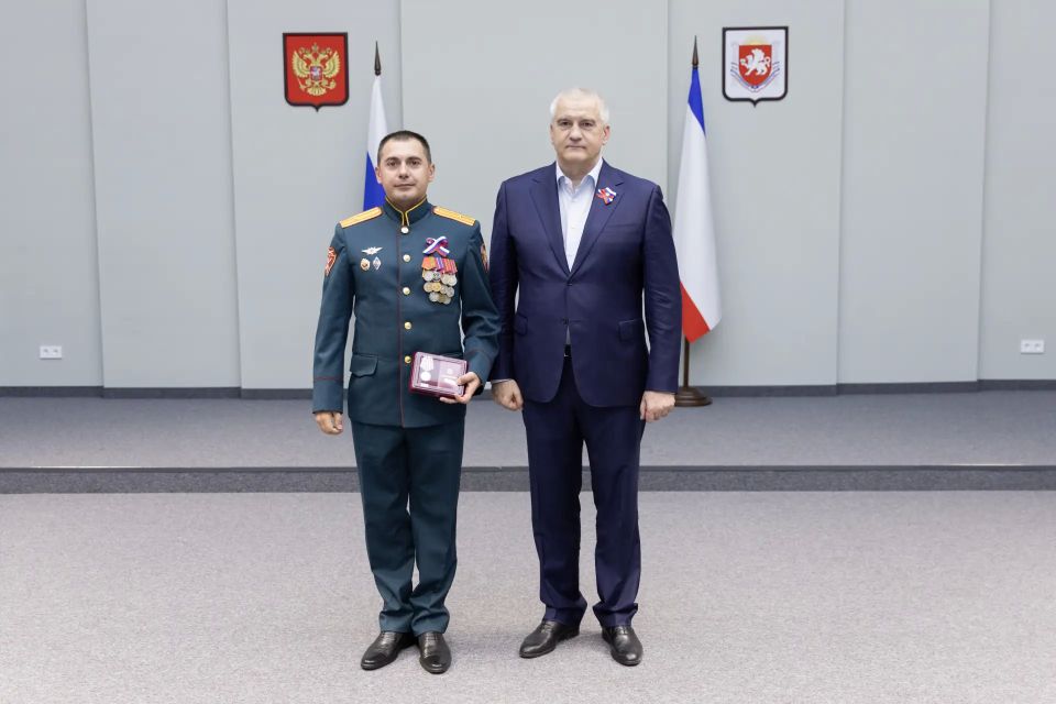 Сергей Аксёнов: В преддверии главного государственного праздника, Дня России, вручил награды тем, кто в это непростое для всех нас время своим ежедневным трудом вносит ценный вклад в развитие и процветание нашей страны и... Сергей Аксёнов: В преддверии главного государственного праздника, Дня России, вручил награды тем, кто в это непростое для всех нас время своим ежедневным трудом вносит ценный вклад в развитие и процветание нашей страны и...